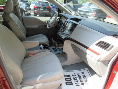 Used 2011 Toyota Sienna XLE w/ Premium Pkg FWD image 19