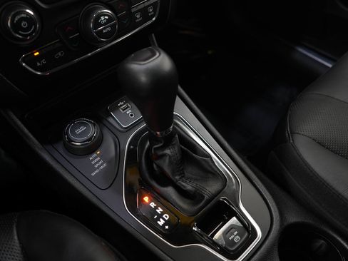 Used 2019 Jeep Cherokee Limited AWD/4WD image 21