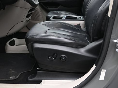 Used 2022 Chrysler Pacifica Touring-L FWD image 20