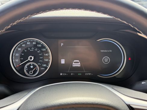 Used 2025 Genesis G70 2.5T image 18