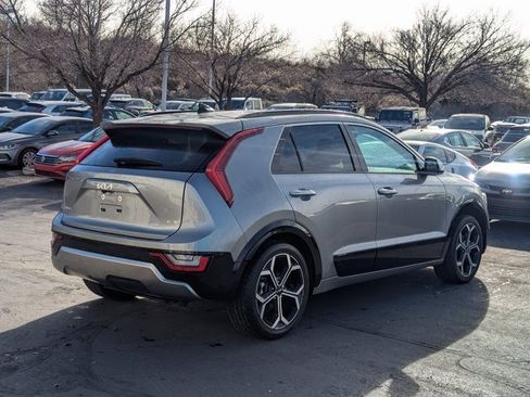 Used 2023 Kia Niro SX Touring image 3