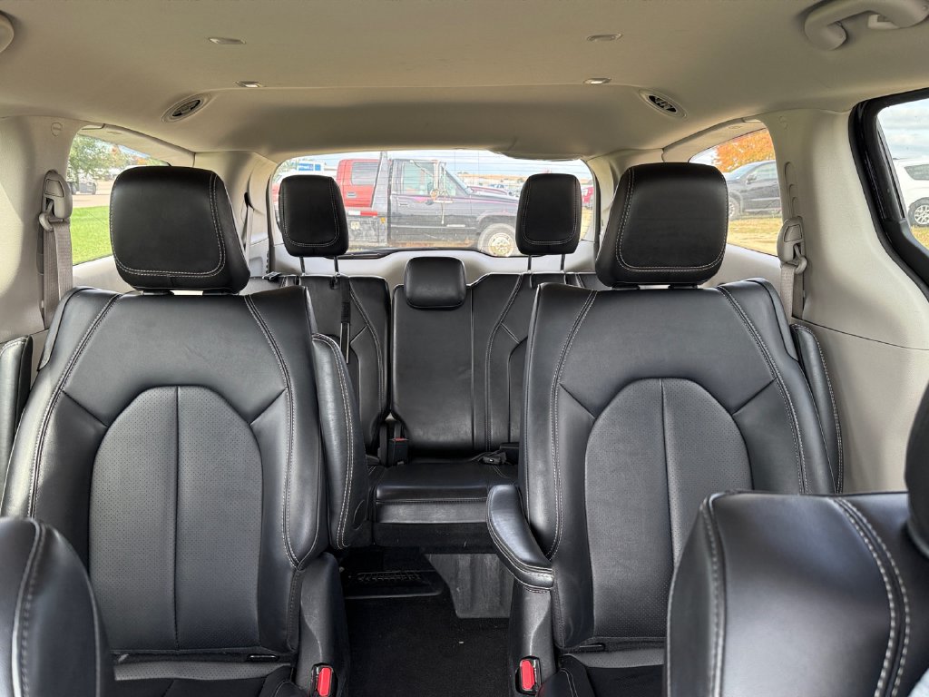 Used 2024 Chrysler Pacifica Limited FWD image 46