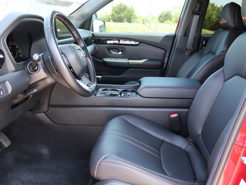 Used 2025 Honda Pilot TrailSport image 21