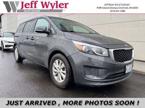 Used 2018 Kia Sedona LX w/ LX Essentials Premium Package image 1