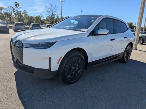 Used 2023 BMW iX xDrive50 image 9