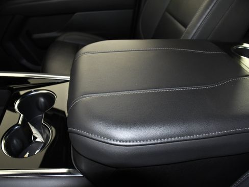 Used 2025 Chevrolet Suburban Z71 image 33