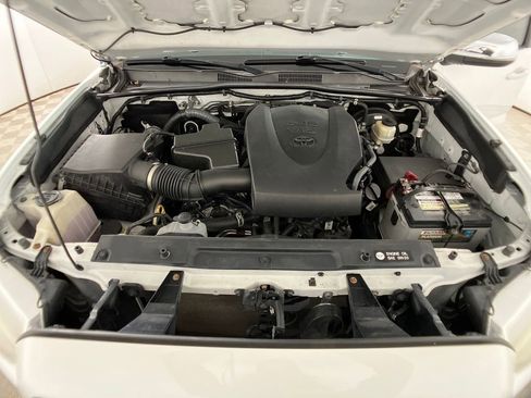 Used 2016 Toyota Tacoma Limited w/ Towing Package image 32