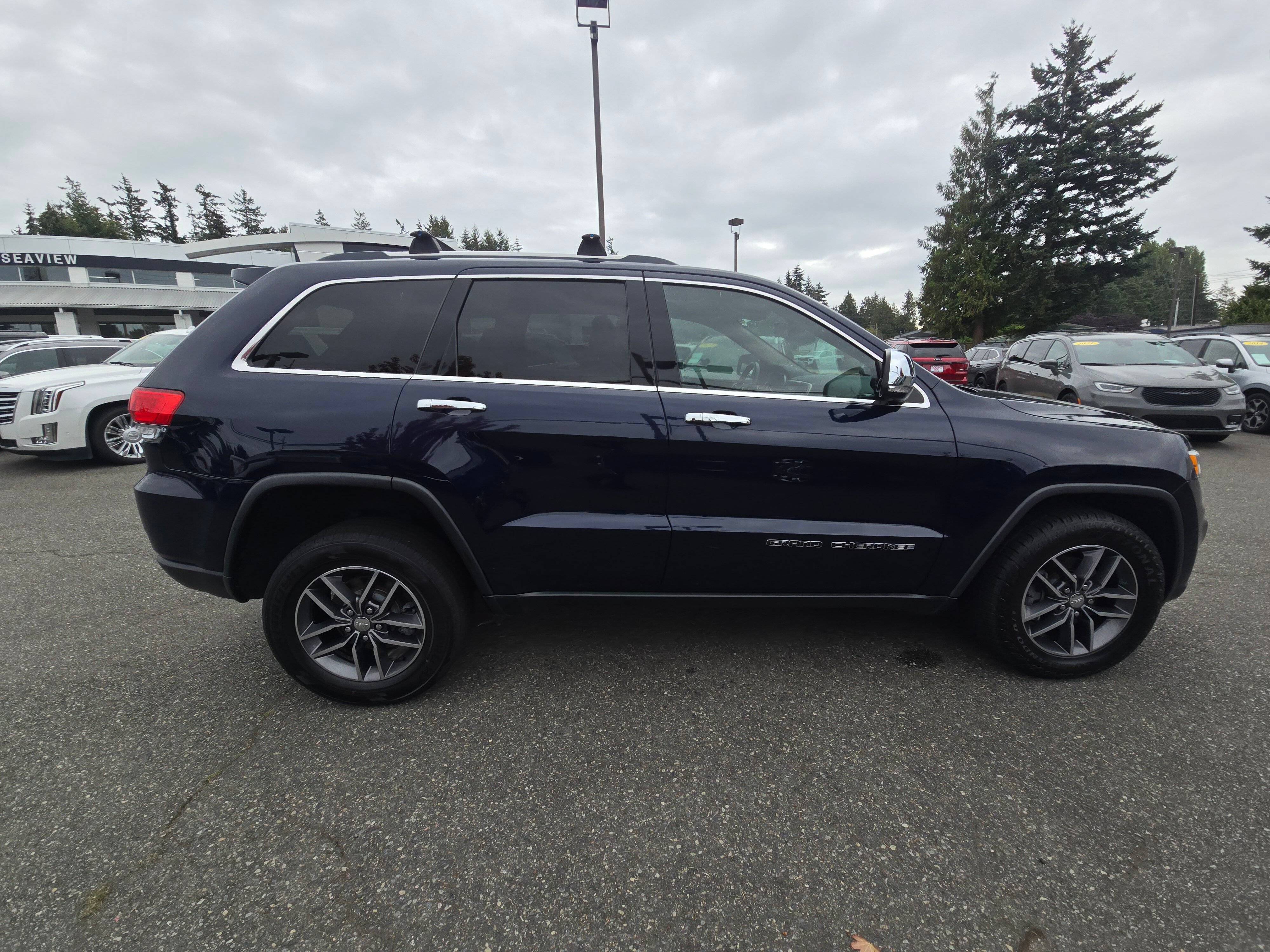 Used 2017 Jeep Grand Cherokee Limited AWD/4WD image 8