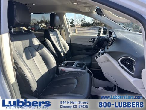 Used 2024 Chrysler Pacifica Touring-L image 23