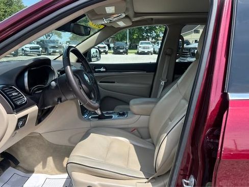 Used 2019 Jeep Grand Cherokee Overland AWD/4WD image 9