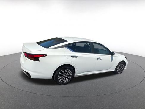 Used 2025 Nissan Altima 2.5 SV FWD image 12