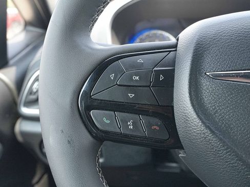 Used 2025 Chrysler Pacifica Limited FWD image 33