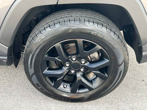 Used 2022 Toyota RAV4 LE AWD/4WD image 16
