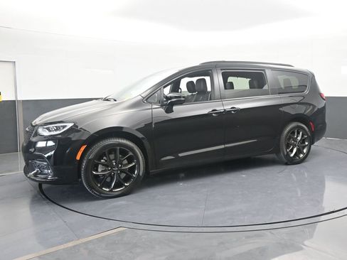 Used 2024 Chrysler Pacifica Limited w/ S Appearance Package image 2