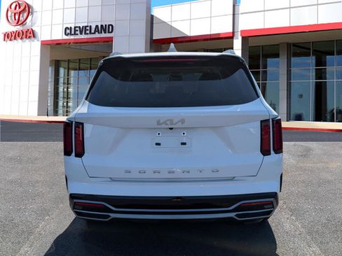 Used 2022 Kia Sorento S w/ Panoramic Sunroof Package image 6