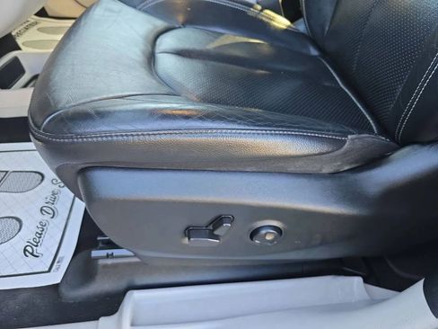 Used 2022 Chrysler Pacifica Touring-L FWD image 13
