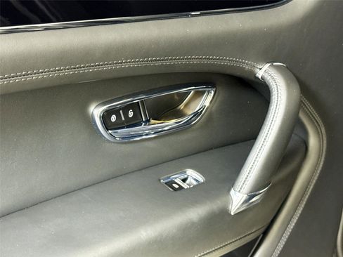 Used 2019 Bentley Bentayga image 27