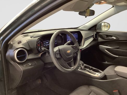 Used 2025 Chevrolet Trax LS w/ LS Convenience Package FWD image 10