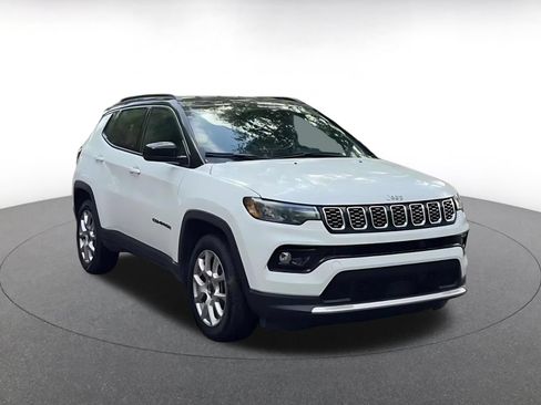 Used 2025 Jeep Compass Limited AWD/4WD image 3
