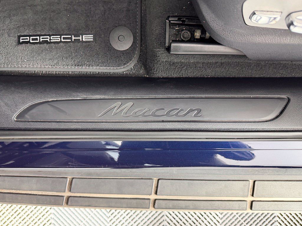 Certified 2023 Porsche Macan AWD/4WD image 21