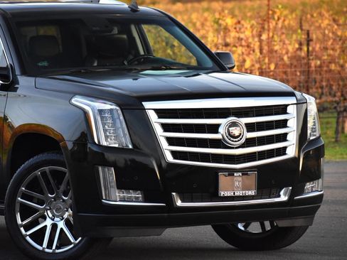 Used 2015 Cadillac Escalade Premium image 3