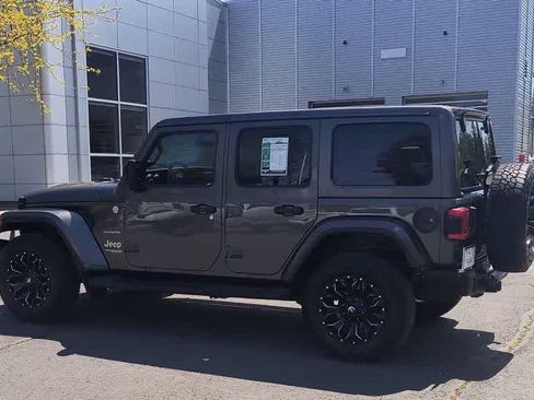 Used 2018 Jeep Wrangler Unlimited Sahara AWD/4WD image 6