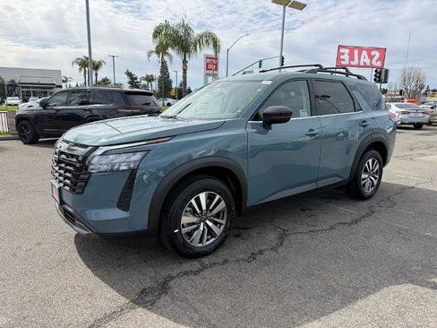 New 2026 Nissan Pathfinder SL image 3