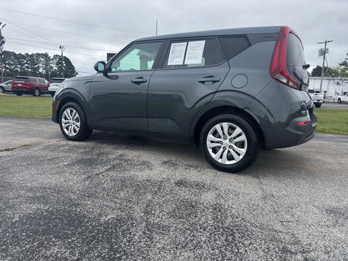 Certified 2022 Kia Soul LX image 2