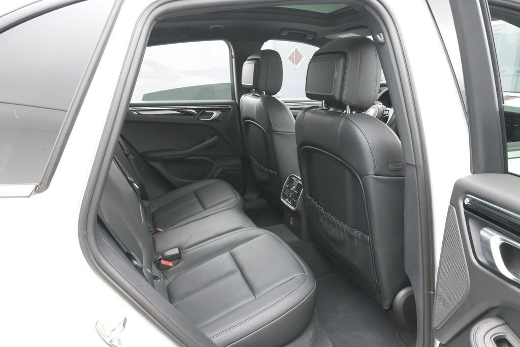 Certified 2026 Porsche Macan AWD/4WD image 27