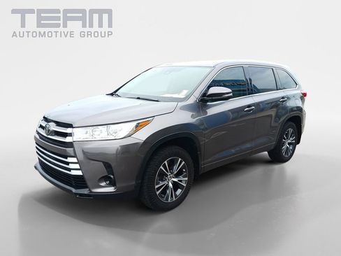 Used 2017 Toyota Highlander LE AWD/4WD image 3