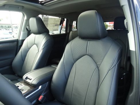 New 2025 Toyota Highlander Limited image 11