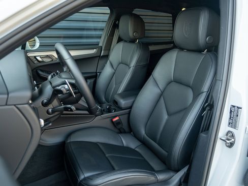 Certified 2026 Porsche Macan image 5