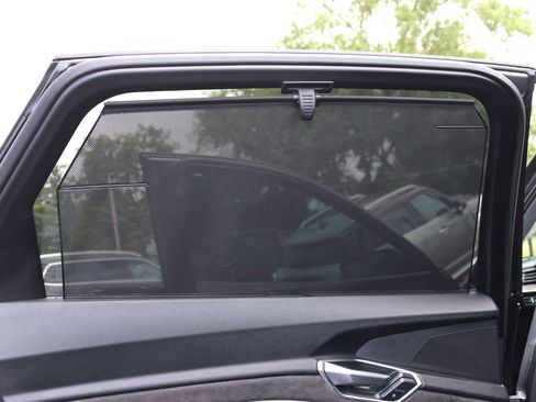 Used 2019 Audi e-tron Prestige w/ Prestige Package image 40