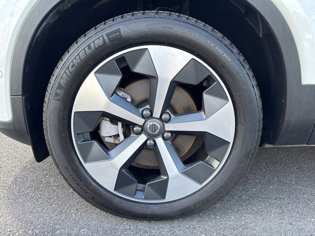 Certified 2025 Volvo XC40 B5 Plus AWD/4WD image 9