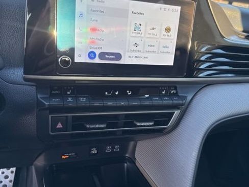 Used 2025 Toyota Camry SE w/ Convenience Package image 24