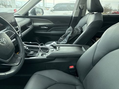 Used 2024 Toyota Grand Highlander XLE image 3