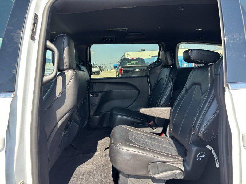 Used 2025 Chrysler Pacifica Select FWD image 14