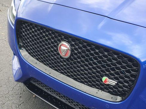 Used 2018 Jaguar XF S image 9