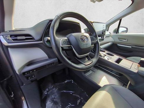 Used 2022 Toyota Sienna XLE w/ XLE Plus Package FWD image 10