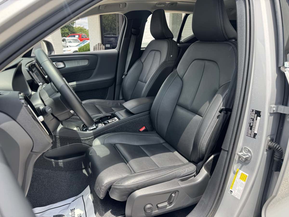 Used 2025 Volvo XC40 B5 Plus AWD/4WD image 10