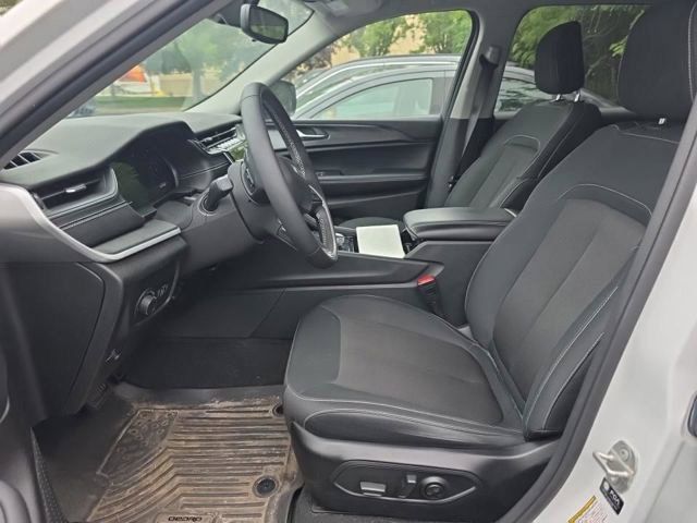 Used 2023 Jeep Grand Cherokee L Laredo w/ Luxury Tech Group I AWD/4WD image 7