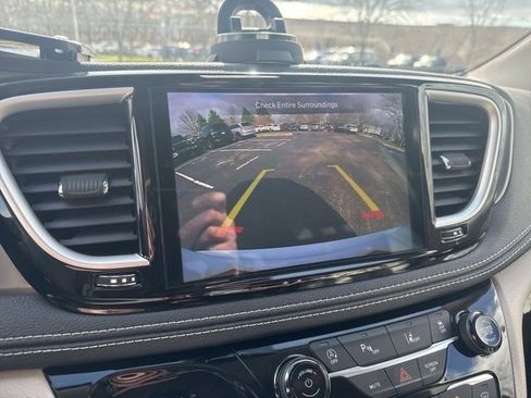 Used 2022 Chrysler Pacifica Touring-L image 23