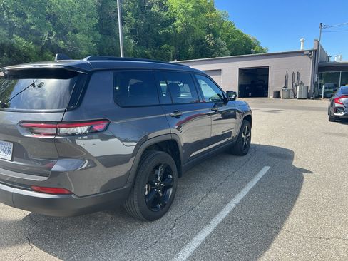 Used 2023 Jeep Grand Cherokee L Laredo image 4