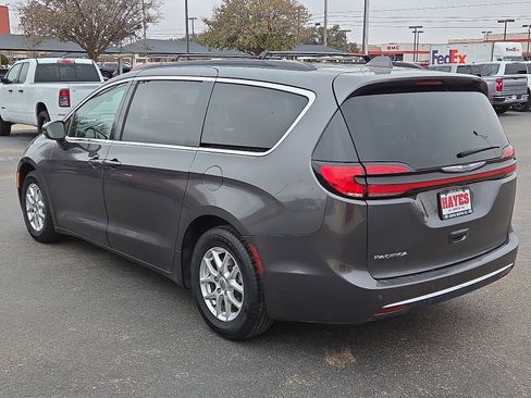 Used 2022 Chrysler Pacifica Touring-L image 3