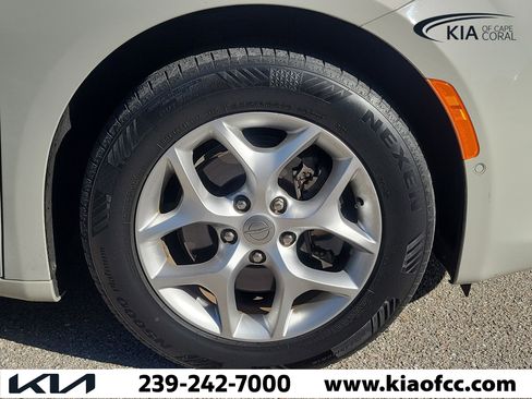 Used 2020 Chrysler Pacifica Touring-L image 6