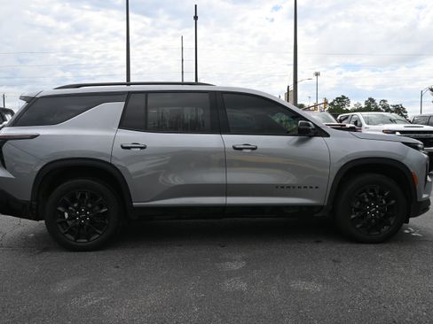 Used 2026 Chevrolet Traverse LT w/ Midnight/Sport Edition FWD image 12