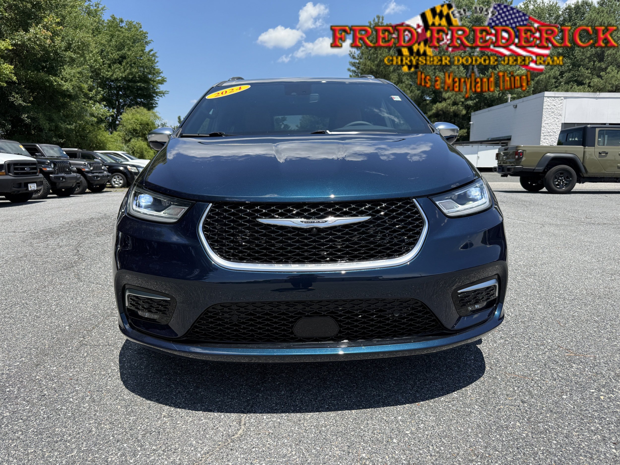 Used 2024 Chrysler Pacifica Pinnacle w/ Trailer Tow Group AWD/4WD image 2