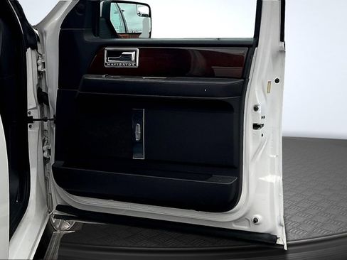 Used 2014 Lincoln Navigator 2WD image 24