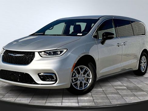 New 2026 Chrysler Pacifica Select image 2