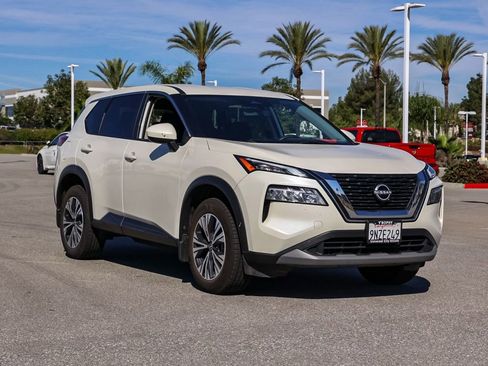 Used 2023 Nissan Rogue SV image 2